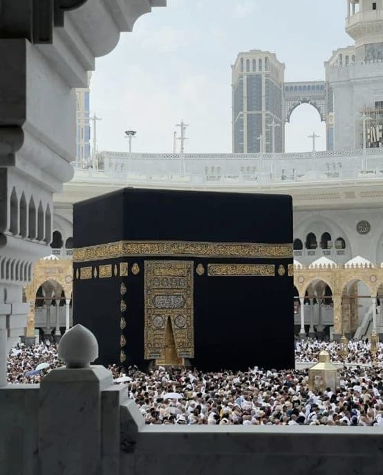 الكعبة المشرفة بكسوتها السوداء المطرزة بالذهب في صحن المسجد الحرام بمكة المكرمة